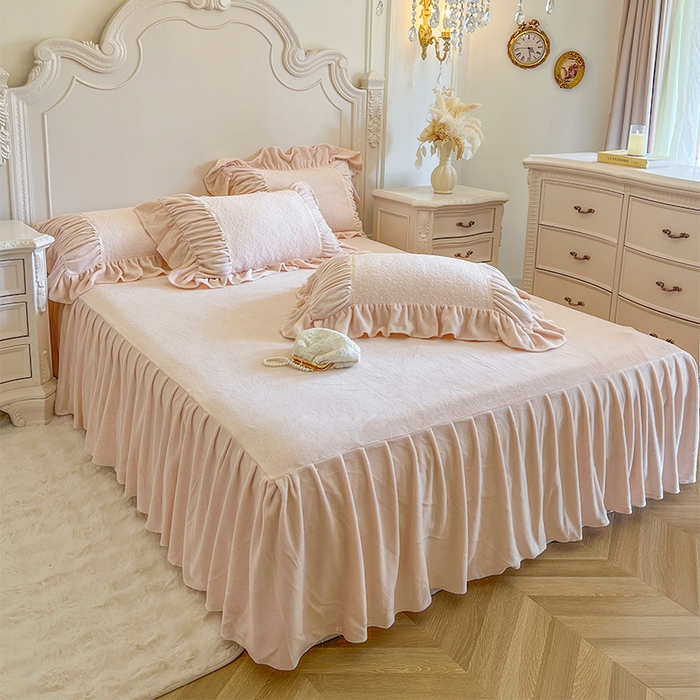 91家纺网 家纺一手货源 找家纺 （总）好儿喜家纺 2025新款法式雕花牛奶绒四件套床裙款-简希系列