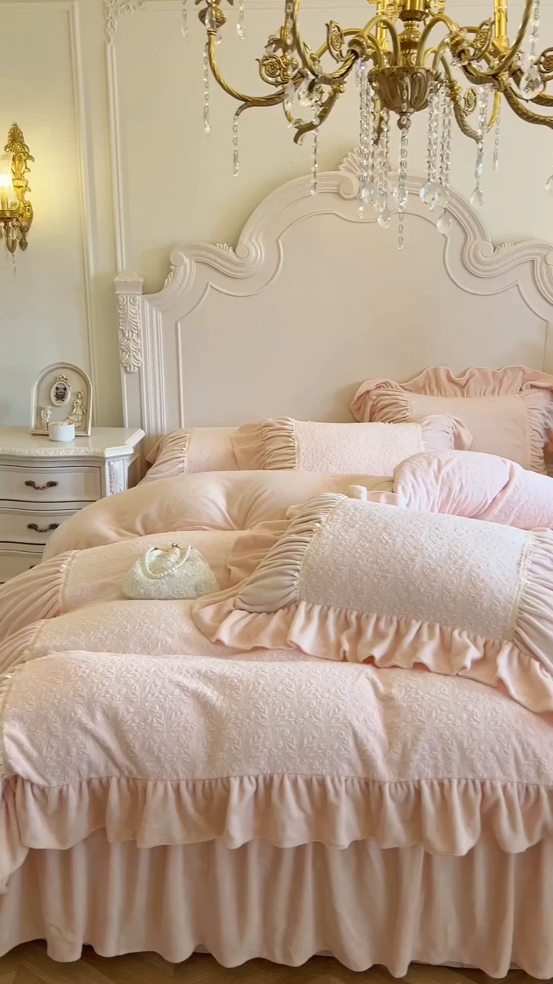 91家纺网 家纺一手货源 找家纺 （总）好儿喜家纺 2025新款法式雕花牛奶绒四件套床裙款-简希系列