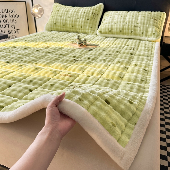 91家纺网 家纺一手货源 找家纺 梵朴 2025新款牛奶绒泡泡兔毛绒床垫学生宿舍床褥子床护垫（大床款印花系列）-场景二 爱心蝴蝶结绿