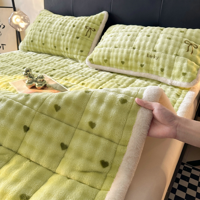 91家纺网 家纺一手货源 找家纺 梵朴 2025新款牛奶绒泡泡兔毛绒床垫学生宿舍床褥子床护垫（大床款印花系列）-场景二 爱心蝴蝶结绿