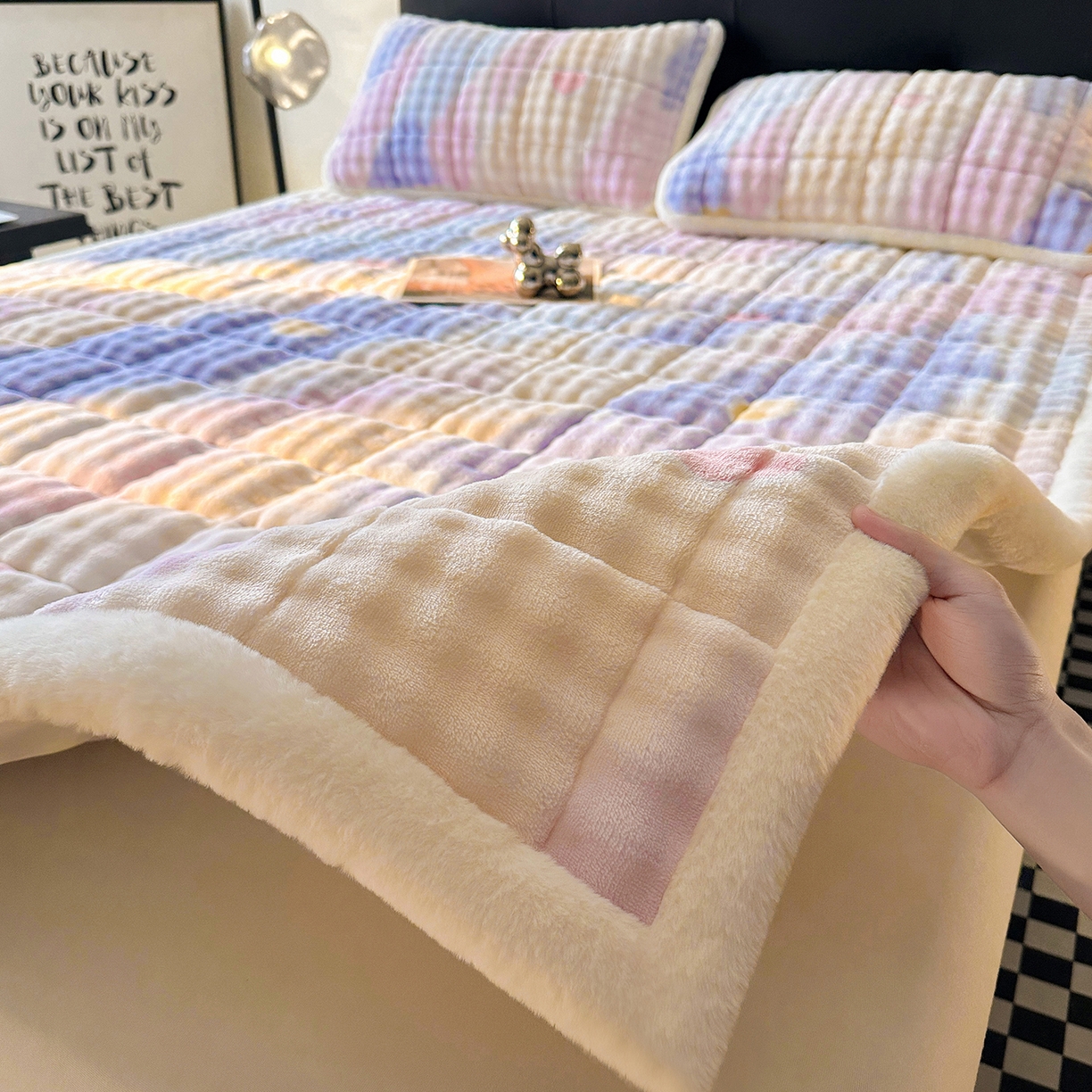 91家纺网 家纺一手货源 找家纺 梵朴 2025新款牛奶绒泡泡兔毛绒床垫学生宿舍床褥子床护垫（大床款印花系列）-场景二 彩虹爱心紫