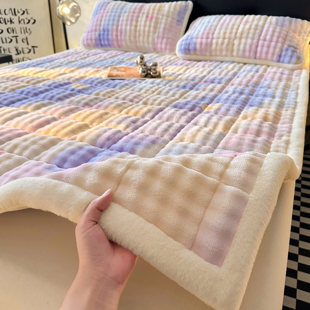 91家纺网 家纺一手货源 找家纺 梵朴 2025新款牛奶绒泡泡兔毛绒床垫学生宿舍床褥子床护垫（大床款印花系列）-场景二 彩虹爱心紫