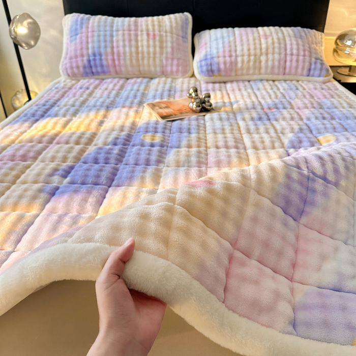 91家纺网 家纺一手货源 找家纺 梵朴 2025新款牛奶绒泡泡兔毛绒床垫学生宿舍床褥子床护垫（大床款印花系列）-场景二 彩虹爱心紫