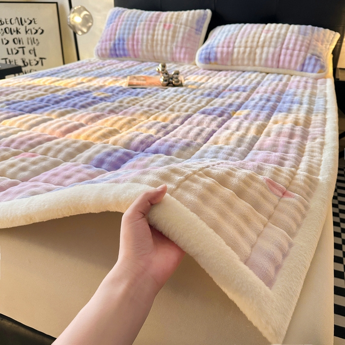 91家纺网 家纺一手货源 找家纺 梵朴 2025新款牛奶绒泡泡兔毛绒床垫学生宿舍床褥子床护垫（大床款印花系列）-场景二 彩虹爱心紫
