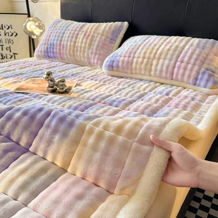 91家纺网 家纺一手货源 找家纺 梵朴 2025新款牛奶绒泡泡兔毛绒床垫学生宿舍床褥子床护垫（大床款印花系列）-场景二 彩虹爱心紫