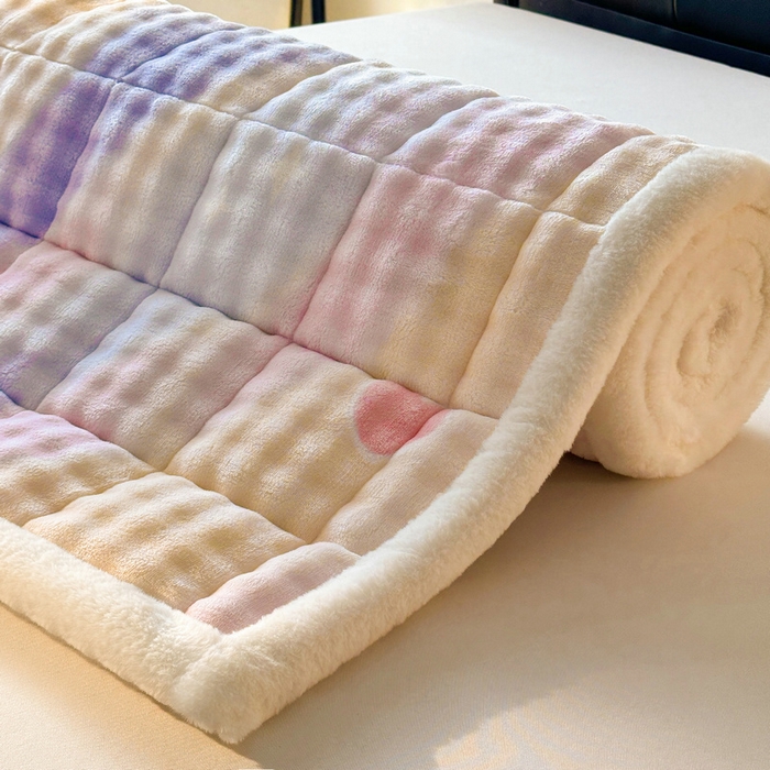 91家纺网 家纺一手货源 找家纺 梵朴 2025新款牛奶绒泡泡兔毛绒床垫学生宿舍床褥子床护垫（大床款印花系列）-场景二 彩虹爱心紫