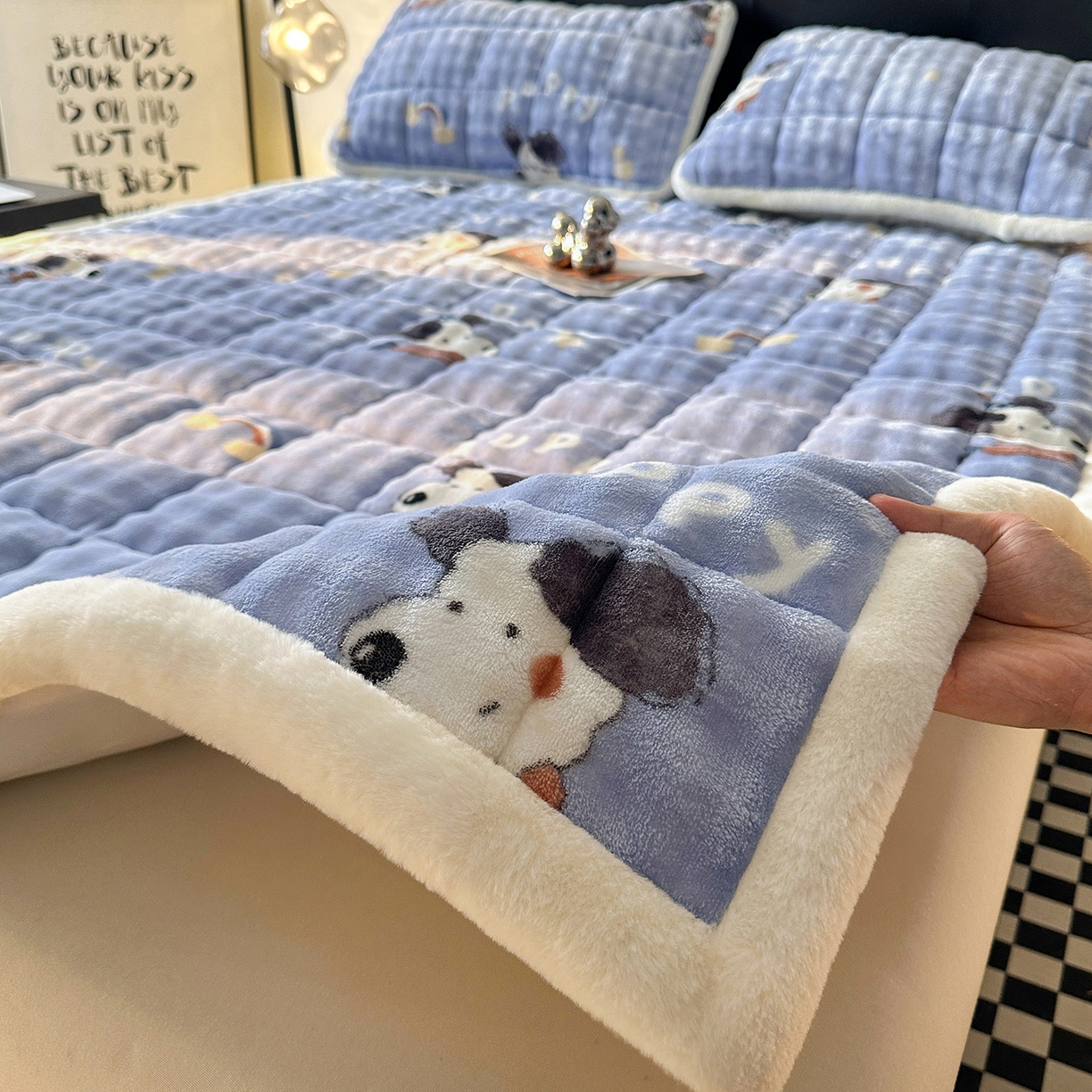 91家纺网 家纺一手货源 找家纺 梵朴 2025新款牛奶绒泡泡兔毛绒床垫学生宿舍床褥子床护垫（大床款印花系列）-场景二 彩虹哈皮狗