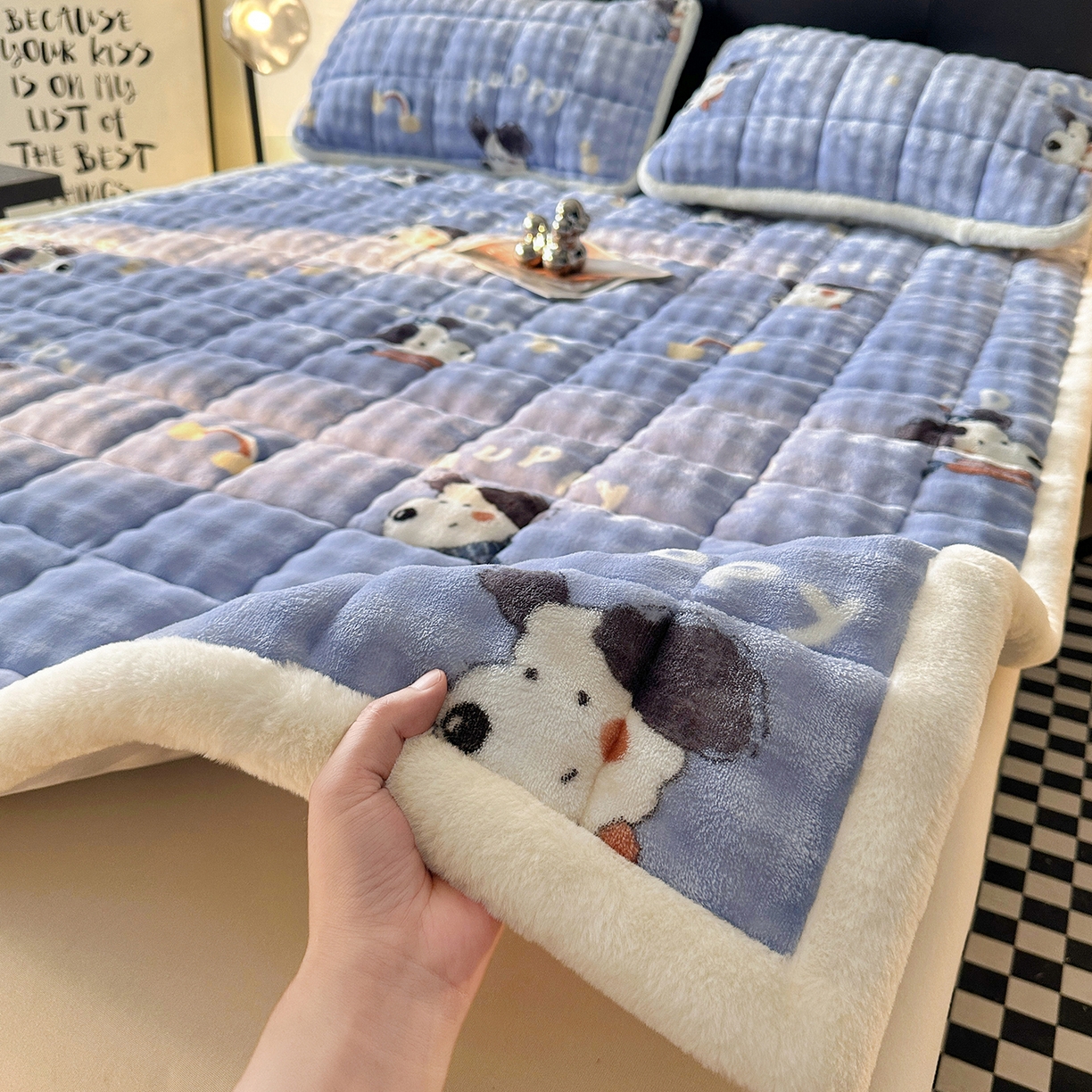 91家纺网 家纺一手货源 找家纺 梵朴 2025新款牛奶绒泡泡兔毛绒床垫学生宿舍床褥子床护垫（大床款印花系列）-场景二 彩虹哈皮狗