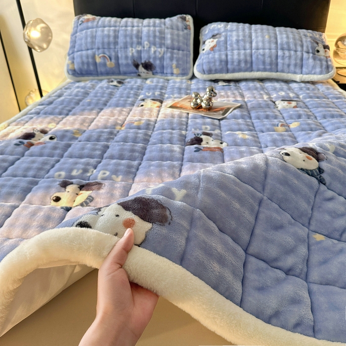 91家纺网 家纺一手货源 找家纺 梵朴 2025新款牛奶绒泡泡兔毛绒床垫学生宿舍床褥子床护垫（大床款印花系列）-场景二 彩虹哈皮狗