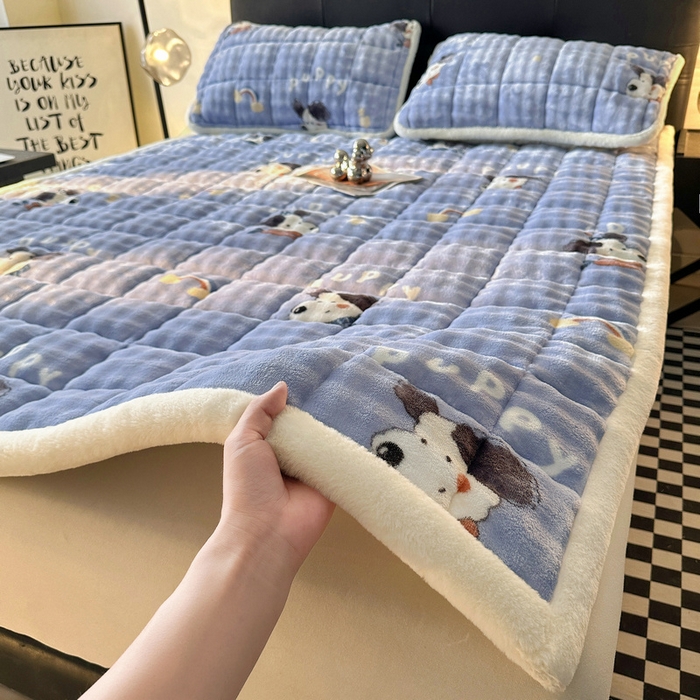 91家纺网 家纺一手货源 找家纺 梵朴 2025新款牛奶绒泡泡兔毛绒床垫学生宿舍床褥子床护垫（大床款印花系列）-场景二 彩虹哈皮狗