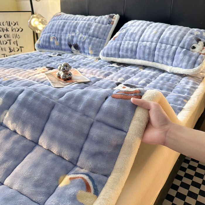 91家纺网 家纺一手货源 找家纺 梵朴 2025新款牛奶绒泡泡兔毛绒床垫学生宿舍床褥子床护垫（大床款印花系列）-场景二 彩虹哈皮狗