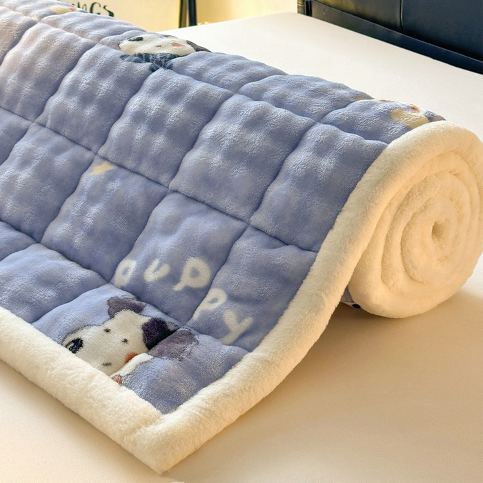 91家纺网 家纺一手货源 找家纺 梵朴 2025新款牛奶绒泡泡兔毛绒床垫学生宿舍床褥子床护垫（大床款印花系列）-场景二 彩虹哈皮狗