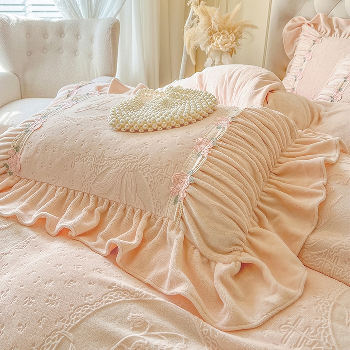 91家纺网 家纺一手货源 找家纺 （总）好儿喜家纺 2025新款法式雕花牛奶绒四件套床裙款-兰黛系列