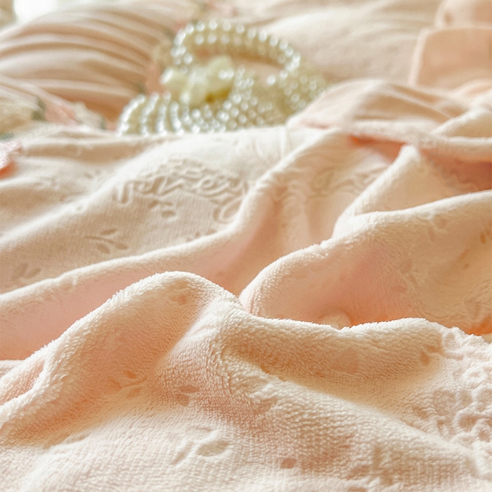 91家纺网 家纺一手货源 找家纺 （总）好儿喜家纺 2025新款法式雕花牛奶绒四件套床裙款-兰黛系列