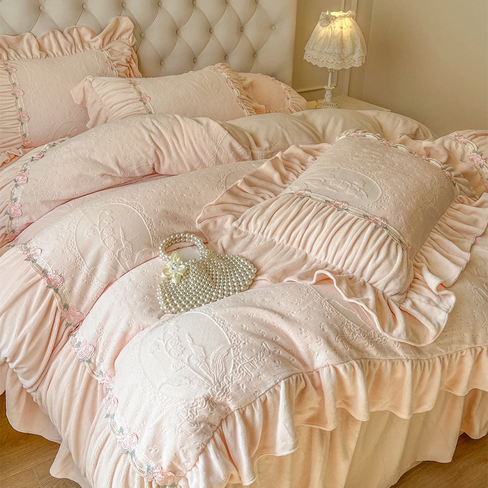 91家纺网 家纺一手货源 找家纺 （总）好儿喜家纺 2025新款法式雕花牛奶绒四件套床裙款-兰黛系列