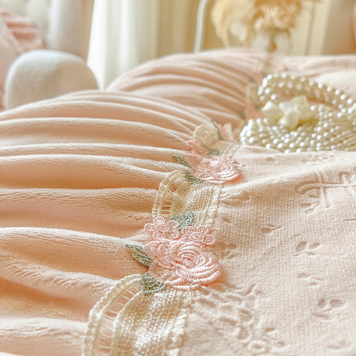 91家纺网 家纺一手货源 找家纺 （总）好儿喜家纺 2025新款法式雕花牛奶绒四件套床裙款-兰黛系列