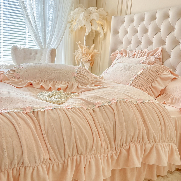 91家纺网 家纺一手货源 找家纺 （总）好儿喜家纺 2025新款法式雕花牛奶绒四件套床裙款-兰黛系列