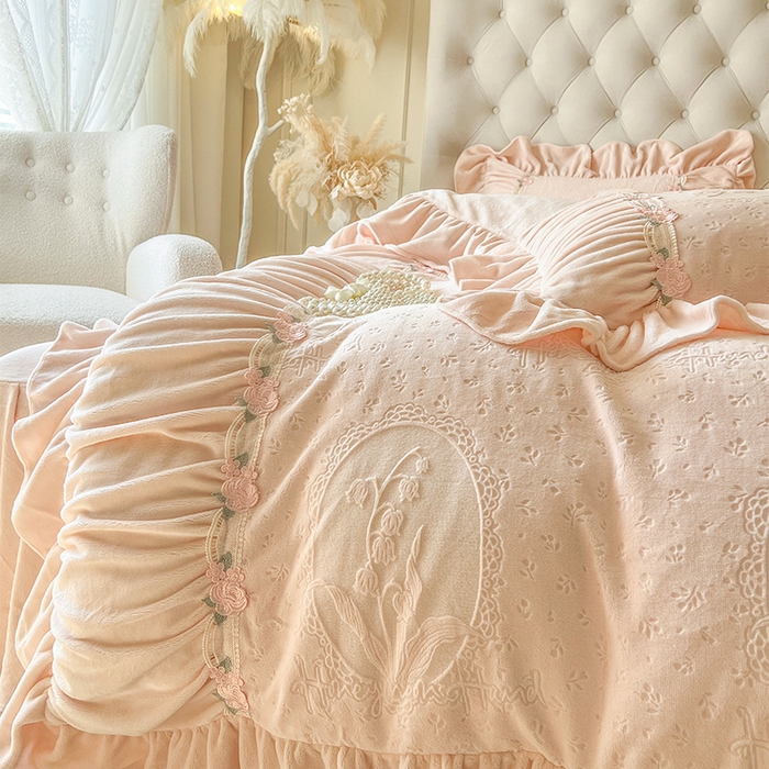 91家纺网 家纺一手货源 找家纺 （总）好儿喜家纺 2025新款法式雕花牛奶绒四件套床裙款-兰黛系列