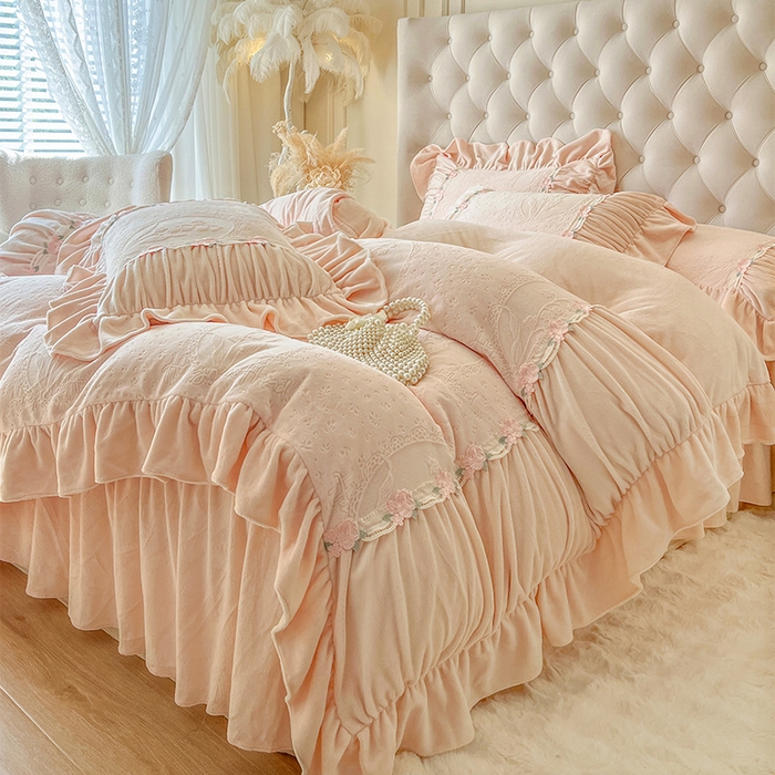 91家纺网 家纺一手货源 找家纺 （总）好儿喜家纺 2025新款法式雕花牛奶绒四件套床裙款-兰黛系列