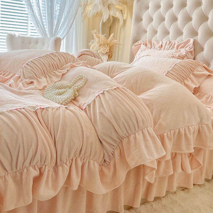 91家纺网 家纺一手货源 找家纺 （总）好儿喜家纺 2025新款法式雕花牛奶绒四件套床裙款-兰黛系列