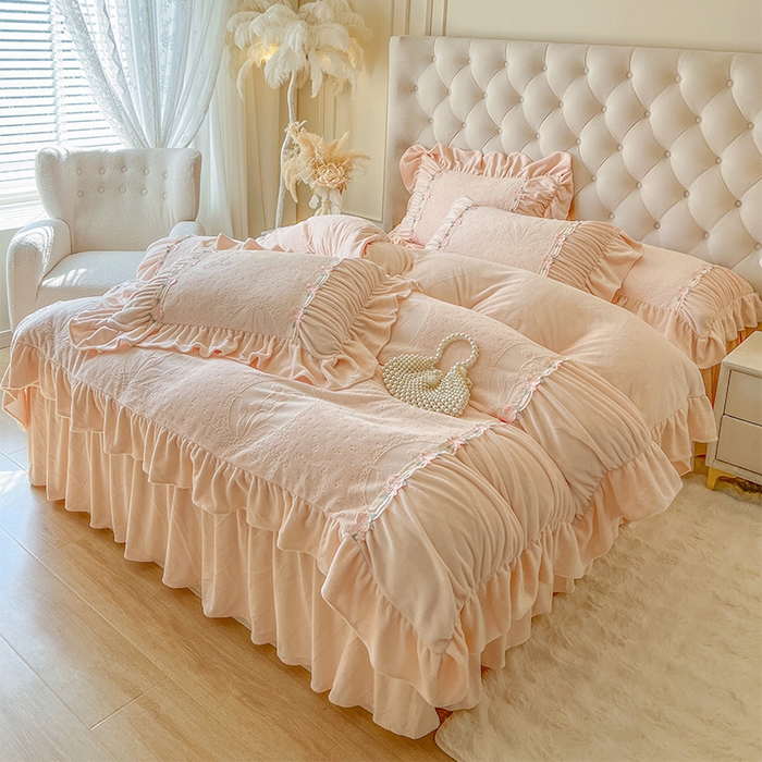 91家纺网 家纺一手货源 找家纺 （总）好儿喜家纺 2025新款法式雕花牛奶绒四件套床裙款-兰黛系列