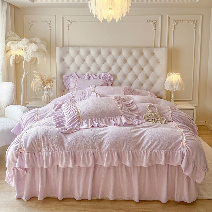 91家纺网 家纺一手货源 找家纺 （总）好儿喜家纺 2025新款法式雕花牛奶绒四件套床裙款-兰黛系列