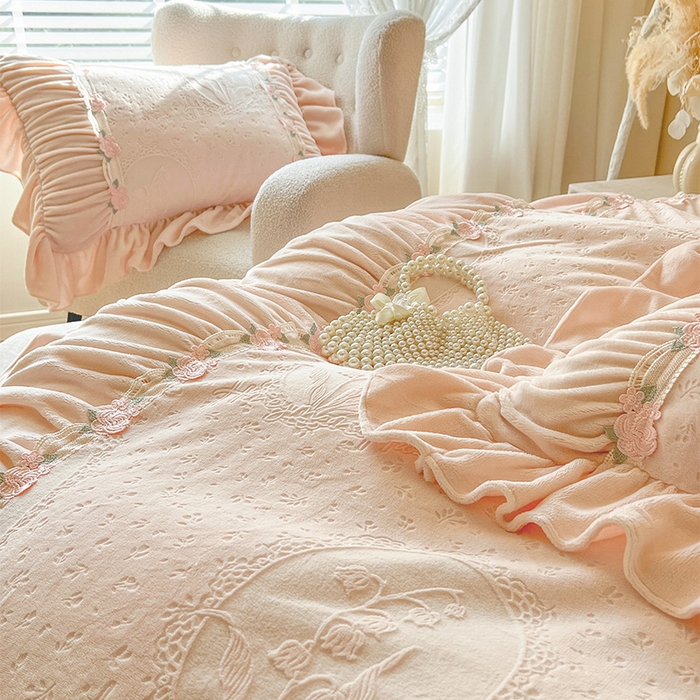 91家纺网 家纺一手货源 找家纺 （总）好儿喜家纺 2025新款法式雕花牛奶绒四件套床裙款-兰黛系列