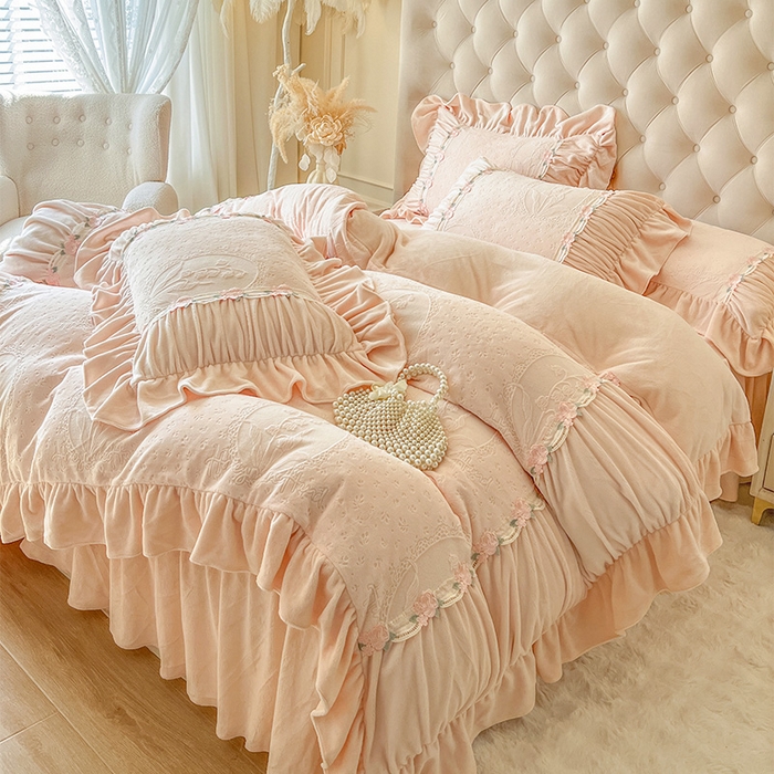 91家纺网 家纺一手货源 找家纺 （总）好儿喜家纺 2025新款法式雕花牛奶绒四件套床裙款-兰黛系列