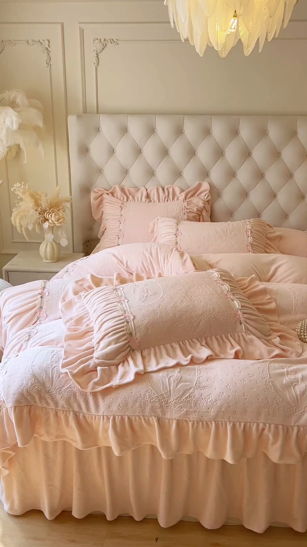 91家纺网 家纺一手货源 找家纺 （总）好儿喜家纺 2025新款法式雕花牛奶绒四件套床裙款-兰黛系列