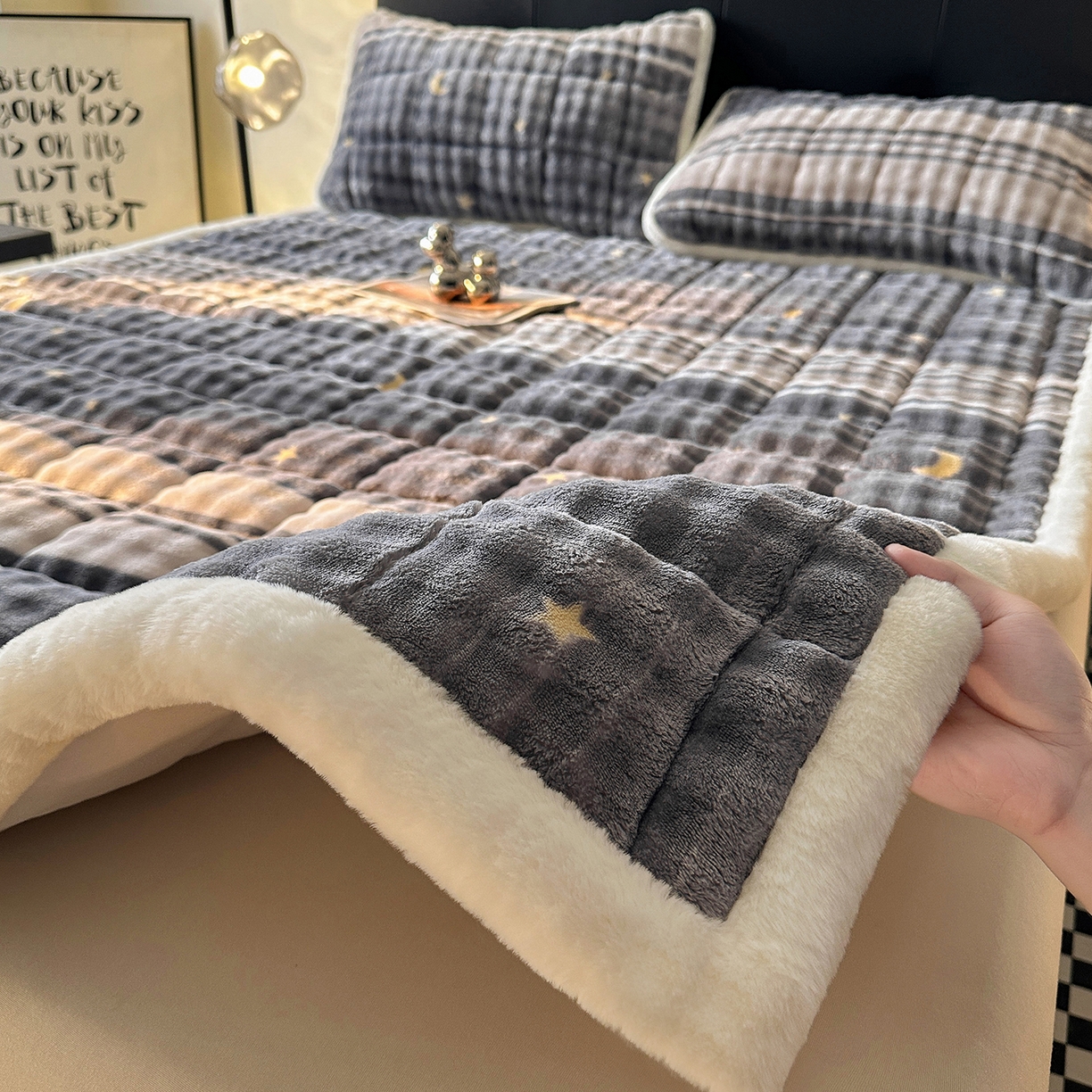 91家纺网 家纺一手货源 找家纺 梵朴 2025新款牛奶绒泡泡兔毛绒床垫学生宿舍床褥子床护垫（大床款印花系列）-场景二 繁星