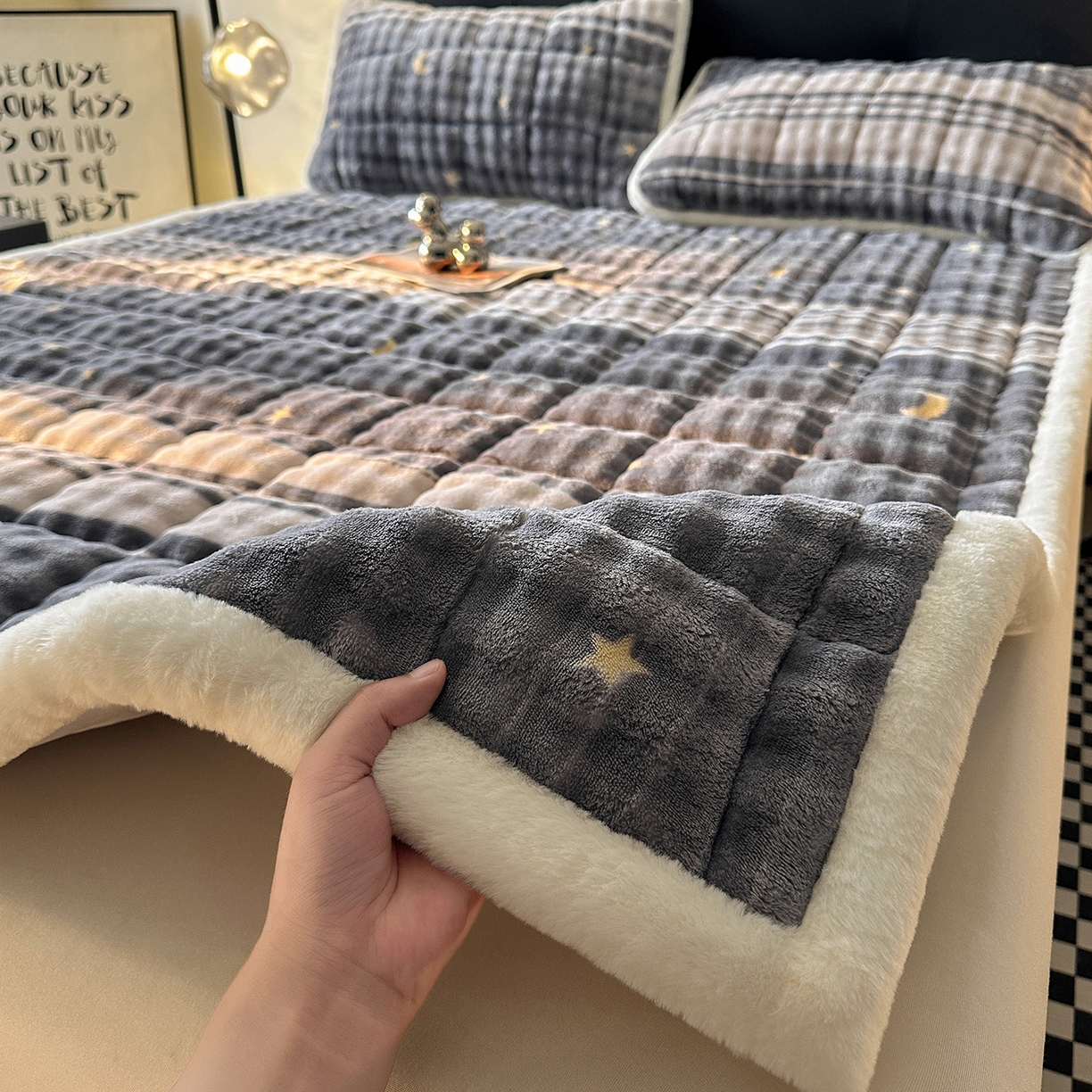 91家纺网 家纺一手货源 找家纺 梵朴 2025新款牛奶绒泡泡兔毛绒床垫学生宿舍床褥子床护垫（大床款印花系列）-场景二 繁星