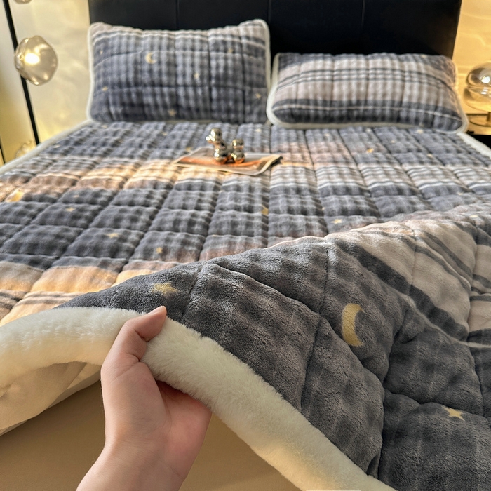 91家纺网 家纺一手货源 找家纺 梵朴 2025新款牛奶绒泡泡兔毛绒床垫学生宿舍床褥子床护垫（大床款印花系列）-场景二 繁星