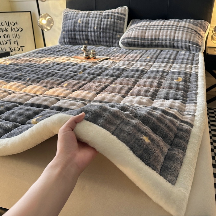 91家纺网 家纺一手货源 找家纺 梵朴 2025新款牛奶绒泡泡兔毛绒床垫学生宿舍床褥子床护垫（大床款印花系列）-场景二 繁星