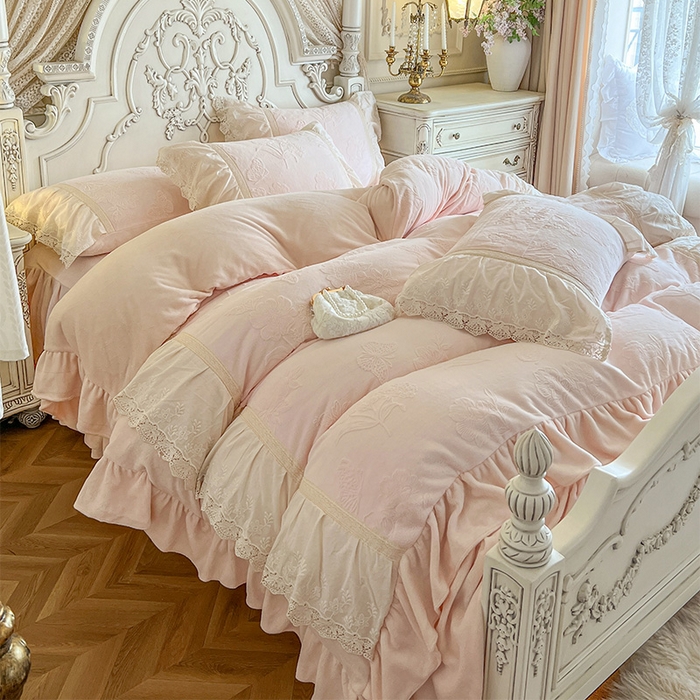 91家纺网 家纺一手货源 找家纺 （总）好儿喜家纺 2025新款法式雕花牛奶绒四件套床裙款-梦菲系列