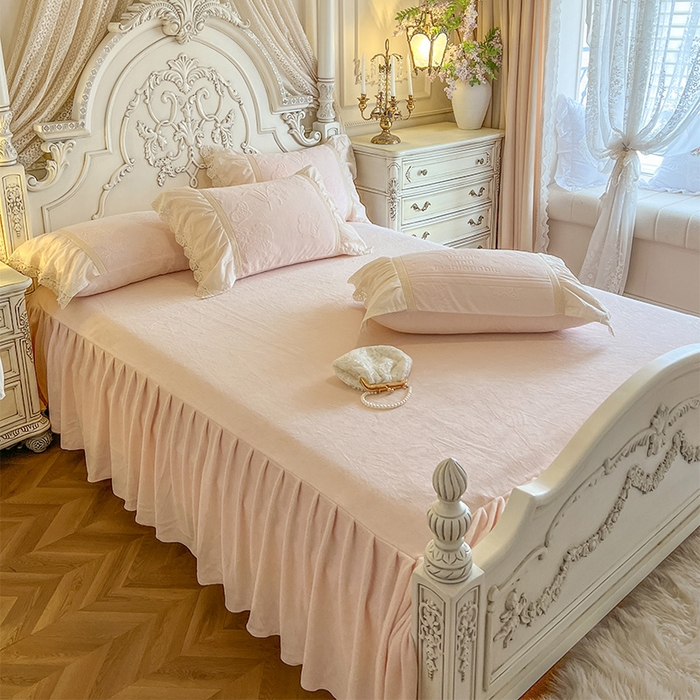 91家纺网 家纺一手货源 找家纺 （总）好儿喜家纺 2025新款法式雕花牛奶绒四件套床裙款-梦菲系列