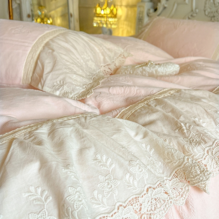 91家纺网 家纺一手货源 找家纺 （总）好儿喜家纺 2025新款法式雕花牛奶绒四件套床裙款-梦菲系列