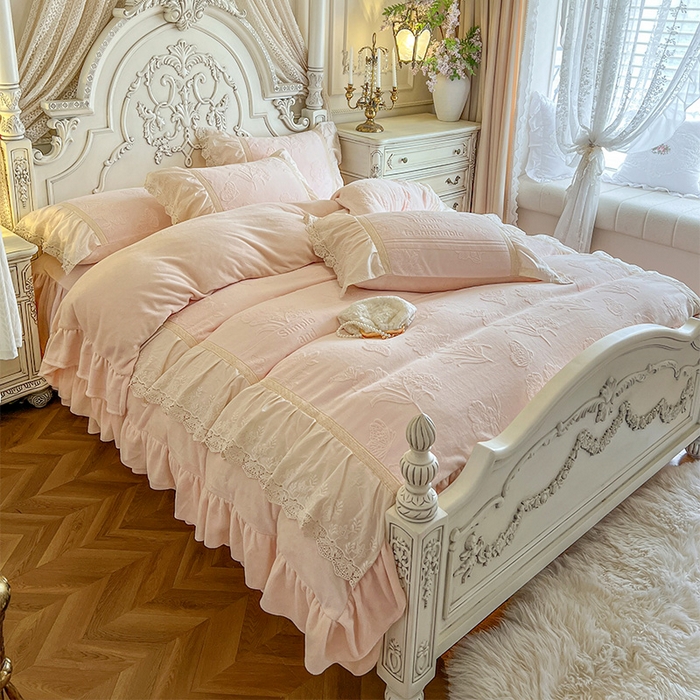 91家纺网 家纺一手货源 找家纺 （总）好儿喜家纺 2025新款法式雕花牛奶绒四件套床裙款-梦菲系列