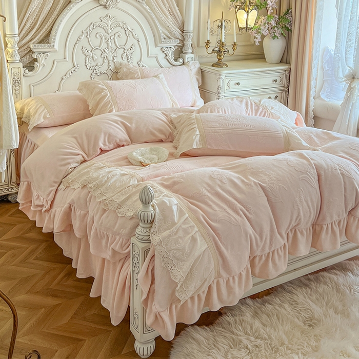 91家纺网 家纺一手货源 找家纺 （总）好儿喜家纺 2025新款法式雕花牛奶绒四件套床裙款-梦菲系列