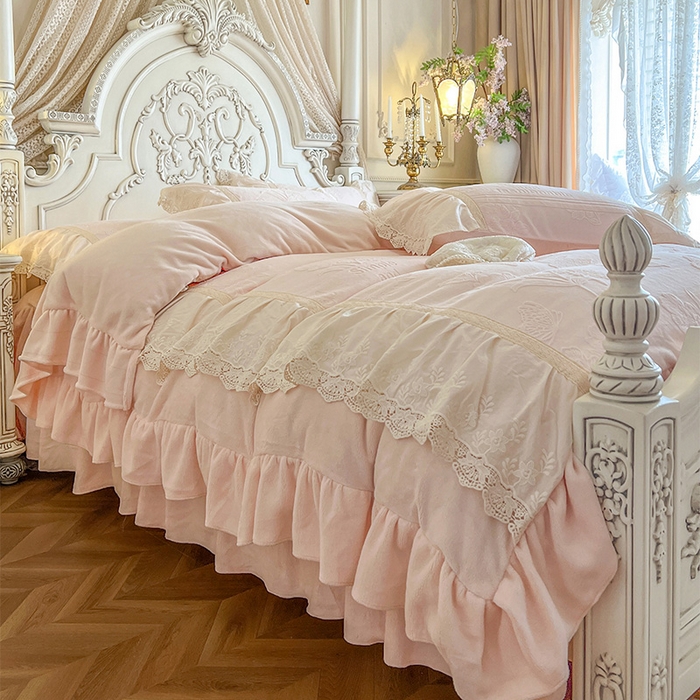 91家纺网 家纺一手货源 找家纺 （总）好儿喜家纺 2025新款法式雕花牛奶绒四件套床裙款-梦菲系列