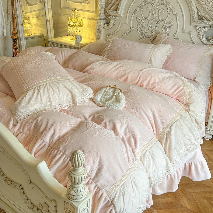 91家纺网 家纺一手货源 找家纺 （总）好儿喜家纺 2025新款法式雕花牛奶绒四件套床裙款-梦菲系列