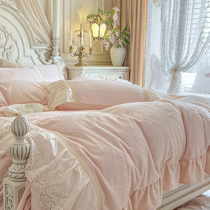 91家纺网 家纺一手货源 找家纺 （总）好儿喜家纺 2025新款法式雕花牛奶绒四件套床裙款-梦菲系列