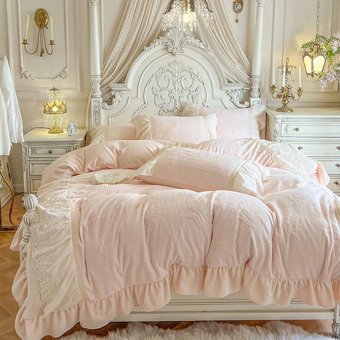 91家纺网 家纺一手货源 找家纺 （总）好儿喜家纺 2025新款法式雕花牛奶绒四件套床裙款-梦菲系列