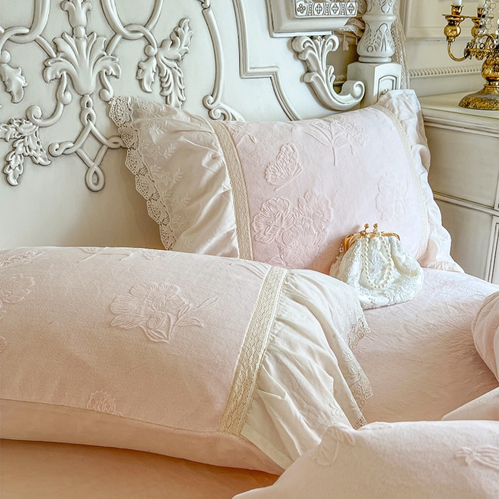 91家纺网 家纺一手货源 找家纺 （总）好儿喜家纺 2025新款法式雕花牛奶绒四件套床裙款-梦菲系列