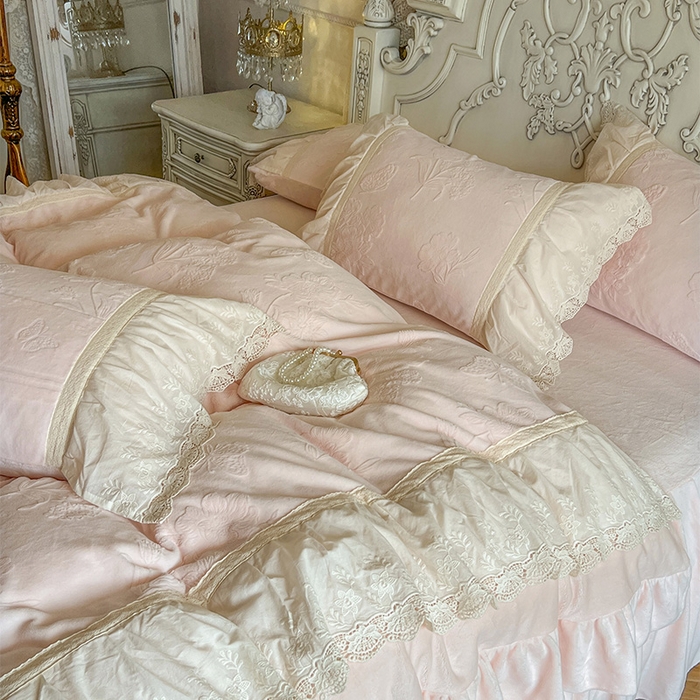 91家纺网 家纺一手货源 找家纺 （总）好儿喜家纺 2025新款法式雕花牛奶绒四件套床裙款-梦菲系列