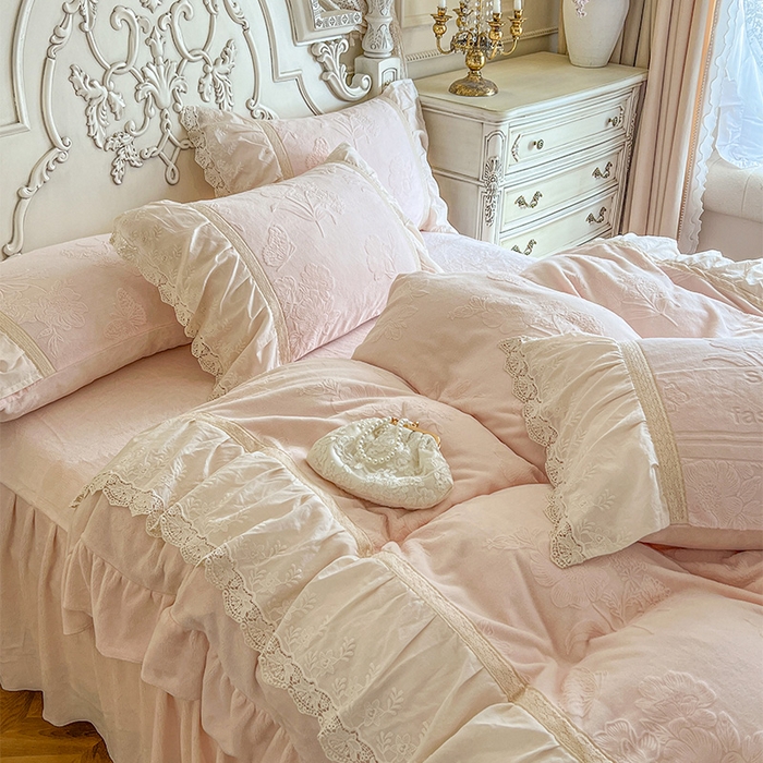 91家纺网 家纺一手货源 找家纺 （总）好儿喜家纺 2025新款法式雕花牛奶绒四件套床裙款-梦菲系列