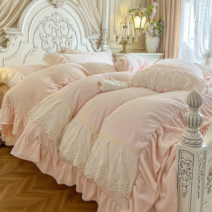 91家纺网 家纺一手货源 找家纺 （总）好儿喜家纺 2025新款法式雕花牛奶绒四件套床裙款-梦菲系列