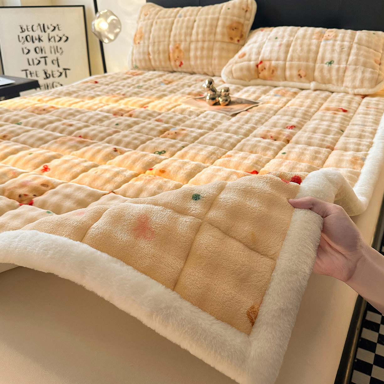 91家纺网 家纺一手货源 找家纺 梵朴 2025新款牛奶绒泡泡兔毛绒床垫学生宿舍床褥子床护垫（大床款印花系列）-场景二 黄油小熊