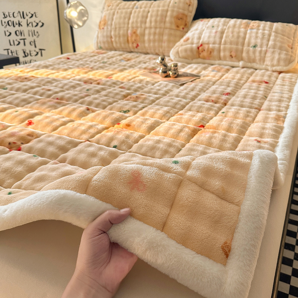 91家纺网 家纺一手货源 找家纺 梵朴 2025新款牛奶绒泡泡兔毛绒床垫学生宿舍床褥子床护垫（大床款印花系列）-场景二 黄油小熊