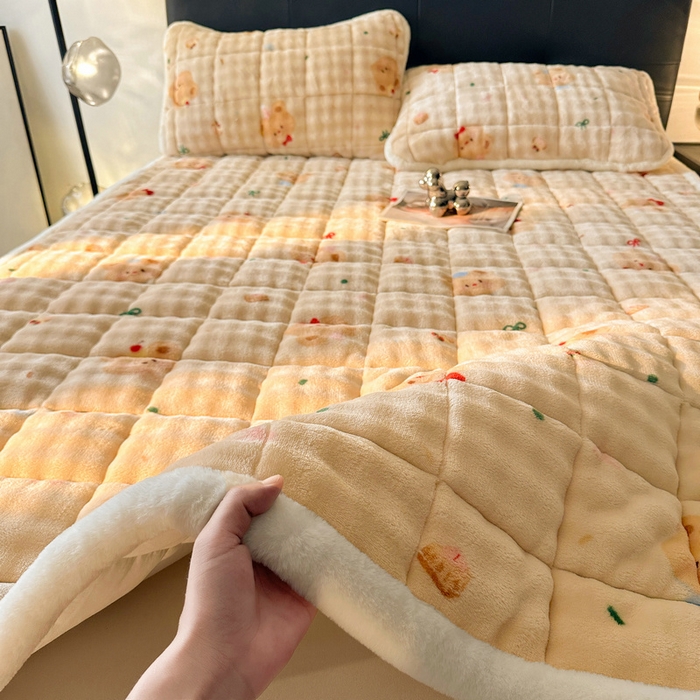 91家纺网 家纺一手货源 找家纺 梵朴 2025新款牛奶绒泡泡兔毛绒床垫学生宿舍床褥子床护垫（大床款印花系列）-场景二 黄油小熊