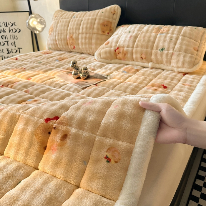 91家纺网 家纺一手货源 找家纺 梵朴 2025新款牛奶绒泡泡兔毛绒床垫学生宿舍床褥子床护垫（大床款印花系列）-场景二 黄油小熊